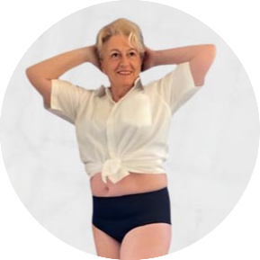 culotte d'incontinence anti-fuite urinaire. culotte absorbante couleur noir pour femme avec une absorption haute. L'Avant Confidence présente sa collection de sous-vêtements d'incontinence ultra-absorbants. Elégante femme souriante levant ses bras avec ses mains derrière sa tête portant une chemise blanche manche courte nouée à la taille avec une culotte anti-fuite urinaire de couleur noire. Femme confiante avec une lingerie d'incontinence zéro produit toxique, zéro odeur, zéro humidité, zéro gaspillage.