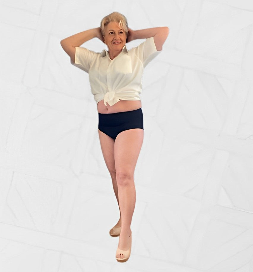 L'Avant Confidence présente sa collection de sous-vêtements d'incontinence ultra-absorbants. Elégante femme souriante levant ses bras avec ses mains derrière sa tête portant une chemise blanche manche courte nouée à la taille avec une culotte anti-fuite urinaire de couleur noire. Femme confiante avec une lingerie d'incontinence zéro produit toxique, zéro odeur, zéro humidité, zéro gaspillage, zéro fuite, zéro déchêt. Culotte absorbante qui apporte une solution à l'incontinence.